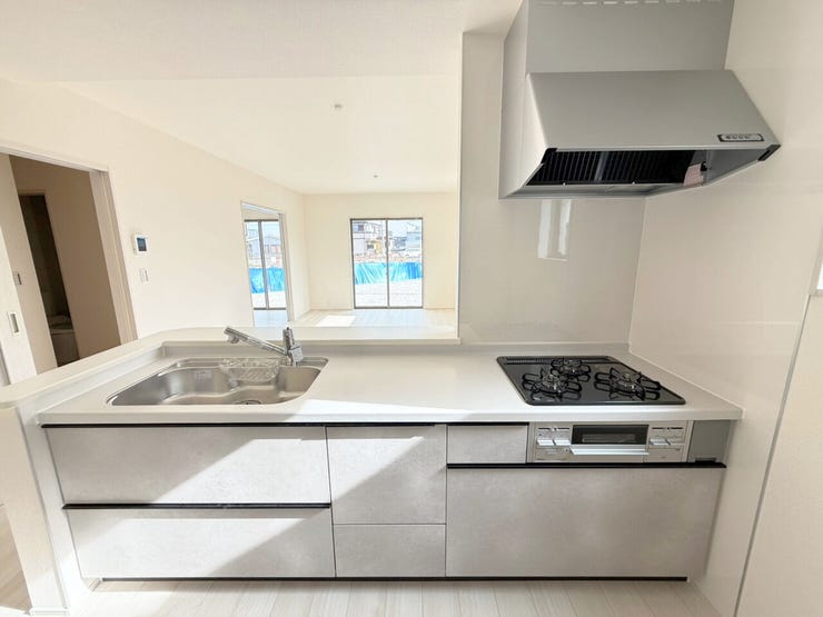 家族との会話を楽しみながら料理を作りたい方にぴったりの対面式キッチン♪そして、コンロは調理するならやっぱり火を使って調理したい方にうれしいガスコンロ(3口)です。ガスは○○。