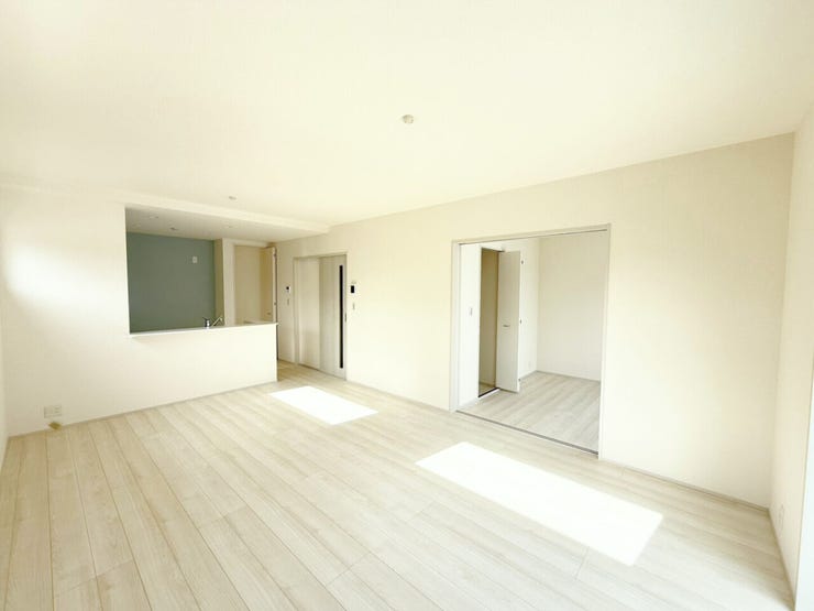 LDK16.75帖♪家具やインテリアなどを合わせやすいシンプルな内装はコーディネートの幅が広がります。食事をしたり、テレビを見たり、家族とともに過ごす場所だからこそ快適で過ごしやすい空間を。