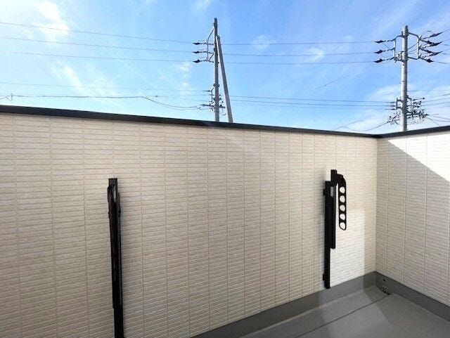 2階バルコニーはハイウォール仕様で、明るさは取り入れ、外からの視線を気にせず利用できます♪