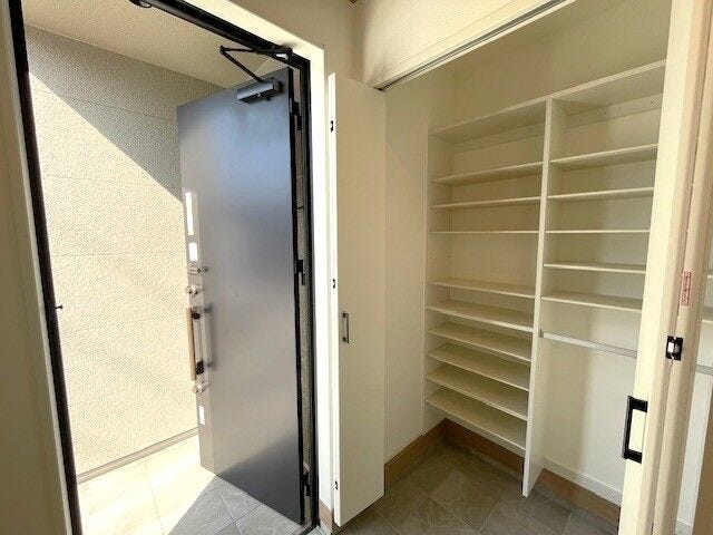 玄関にはたっぷりと収納スペースが確保されており、玄関まわりをキレイに保てます☆
