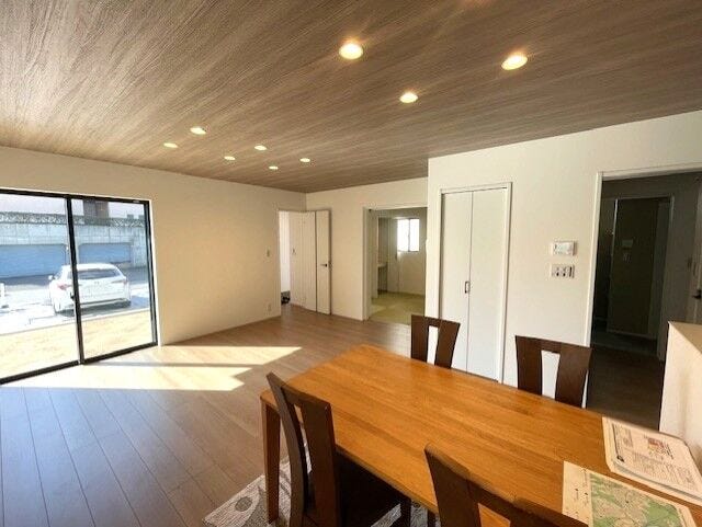 やわらかな日差しが心地よく差し込むリビング。
木のぬくもりを感じる、あたたかい空間です。(LDK17.3帖)