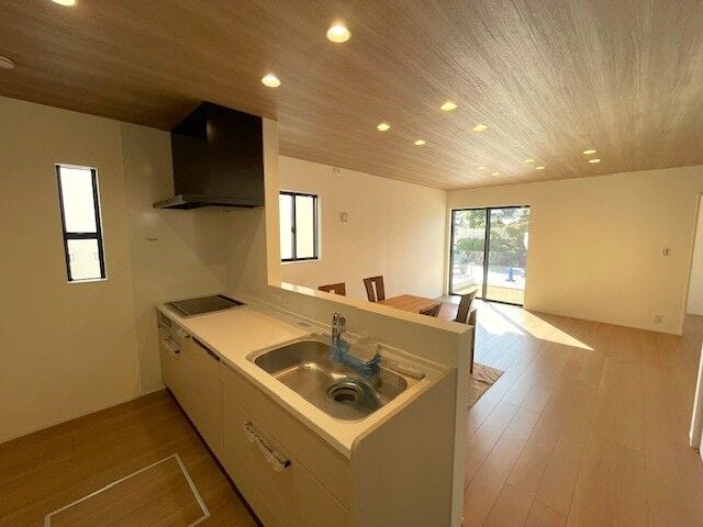 家族の笑顔が見える対面キッチン。
会話を楽しみながらお料理がでできます。
食洗器付きで、毎日の家事もスムーズです☆