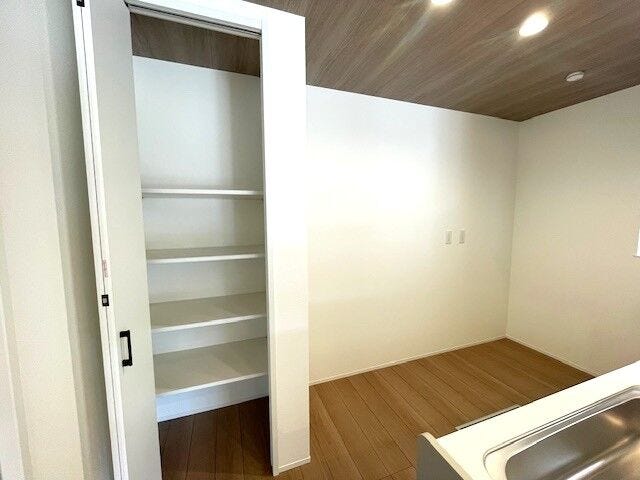 キッチン後ろにはパントリーがあります。