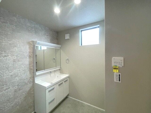 窓からは自然光が差し込み、朝の支度も気持ちよくできます♪