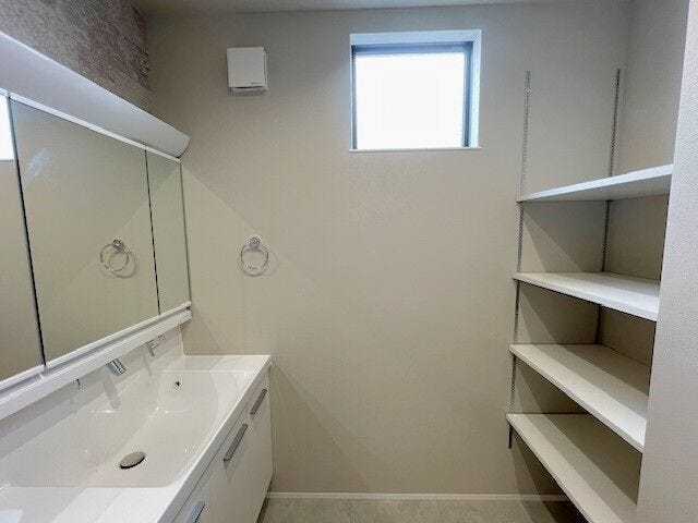 洗面台の後ろには便利な収納スペースがあります。