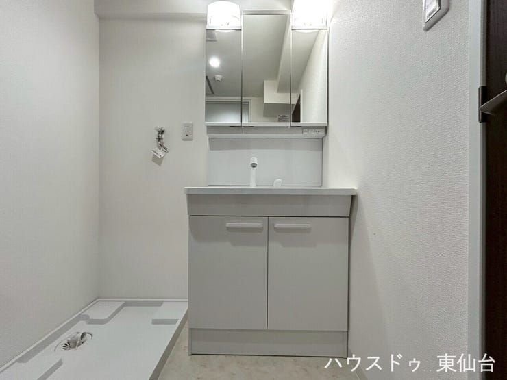 洗濯機置き場も完備されており、家事動線も効率的