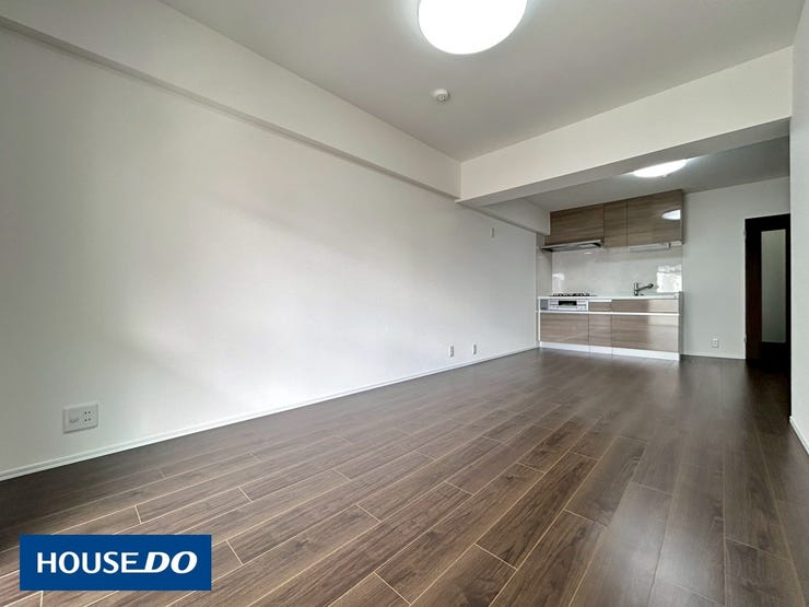 【リビング】
リビングダイニングキッチンは洋室とつなぎ広いスペースが確保されております