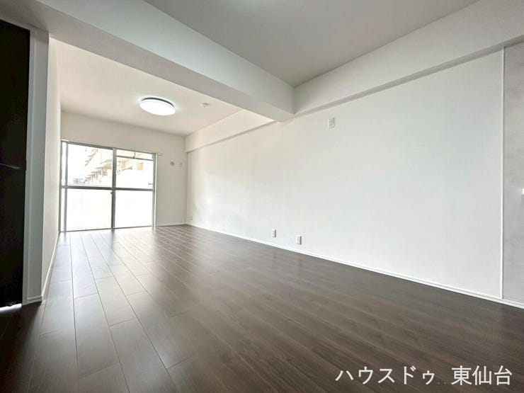 南向きの窓から明るい日差しが差し込リビングになっております♪