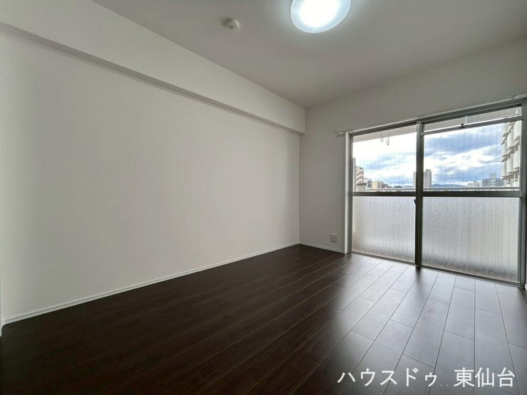 バルコニーへ繋がるこちらのお部屋はシンプルで家具の配置もしやすい洋室です!