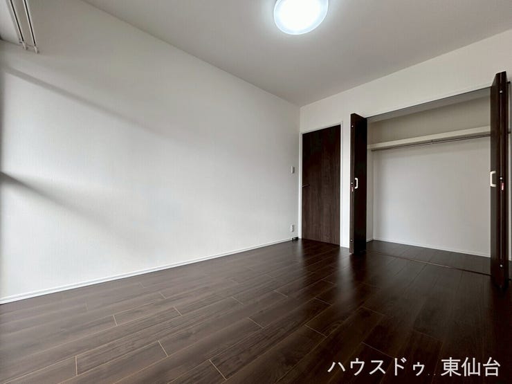 衣類も小物もすっきり収まる、使い勝手の良い収納付き