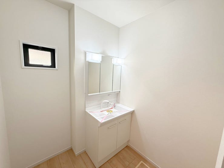 洗面台は横顔もチェックしやすい3面の鏡。鏡後ろは収納スペースとなっており、歯ブラシなどをしまえて便利です。また、洗面下にも収納スペースがあり、入浴剤やお風呂用洗剤などをしまっておけます。