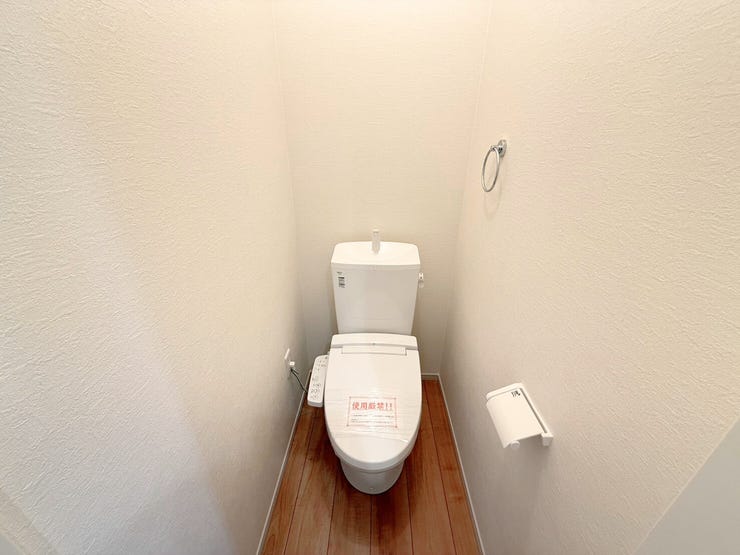 シンプルな内装と清潔感のある白いトイレ。毎日のトイレタイムは落ち着ける空間がいいですよね。2階にもトイレが設置されているので、朝のトイレ渋滞がおきにくいです。