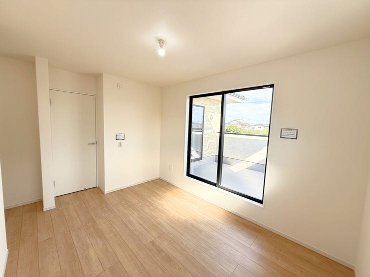 2階約7.5帖(ウォークインクローゼット含む)洋室。収納豊富なウォークインクローゼット付!たっぷりしまえる収納スペースがあるとお部屋がスッキリ片付きますよ♪