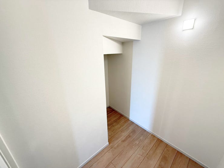 1階ウォークインクローゼット。バイクに乗る方はバイク装備をペットがいる方は散歩装備を!さっと着替えて出発できます!外出がスムーズになるとお出掛けが楽しくなります♪