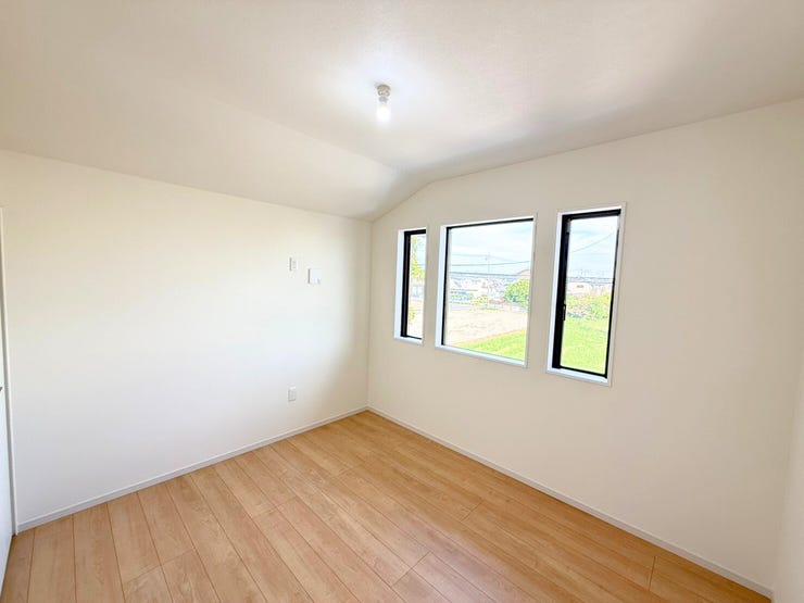 2階北西側約5.2帖。家具やインテリアなどを合わせやすいシンプルな内装はコーディネートの幅が広がります。自分らしさあふれる好きなものを詰め込んだ癒しのプライベート空間をつくる楽しさを。