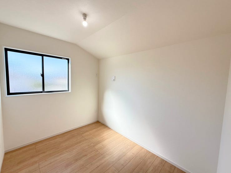 2階約4.4帖洋室。壁一面に本棚を置いて自分だけのライブラリーやデスクと観葉植物を配置して集中できるワークスペースなどライフスタイルに合わせて様々な使い方ができます。もちろん寝室としても♪