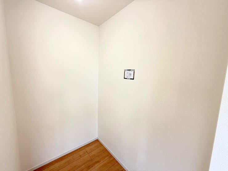 2階約7.5帖内のウォークインクローゼット。パッとしまえて、パッと出せる。お気に入りの上着も見つけやすく、出し入れしやすいウォークインクローゼットは毎日の洋服選びが楽しくなりそうです♪