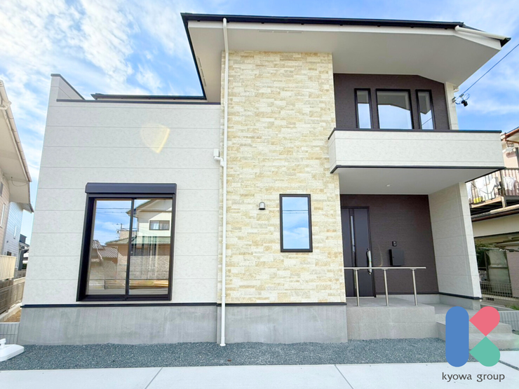 【外観】
これからマイホームになるかもしれないお家。そう思うとなんだかワクワクしませんか?「このお家のココが素敵!」「ここに住んだらこういう風にしたいな!」たくさんイメージしながら楽しくご内覧ください♪