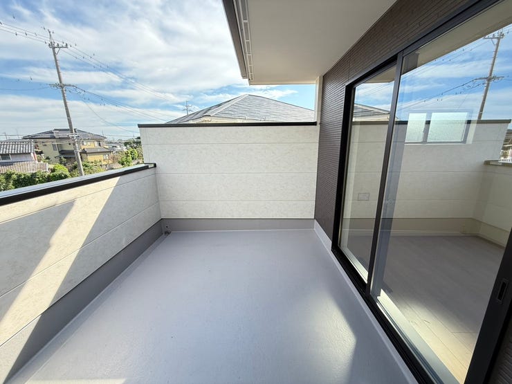 お布団や洗濯物がたっぷり干せるバルコニー(南向き)。少し屋根があるので、雨の日に窓を開けていても降りこみにくいため換気しやすいメリットがあります♪