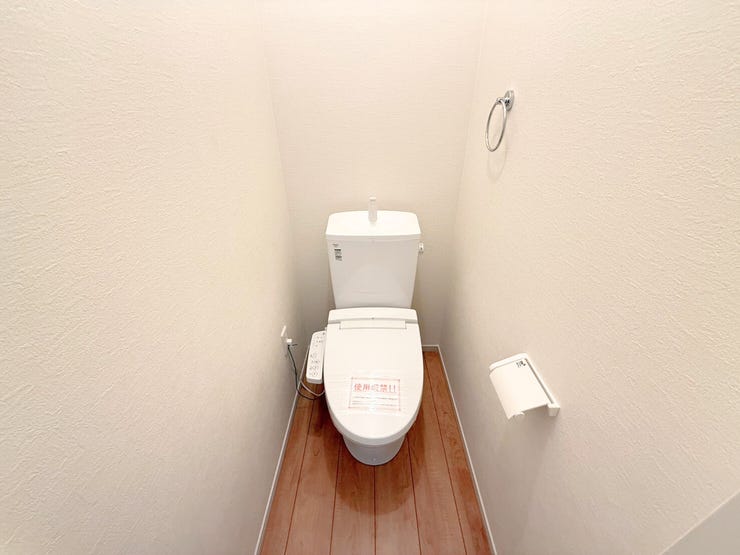シンプルな内装と清潔感のある白いトイレ。毎日のトイレタイムは落ち着ける空間がいいですよね。2階にもトイレが設置されているので、朝のトイレ渋滞がおきにくいです。