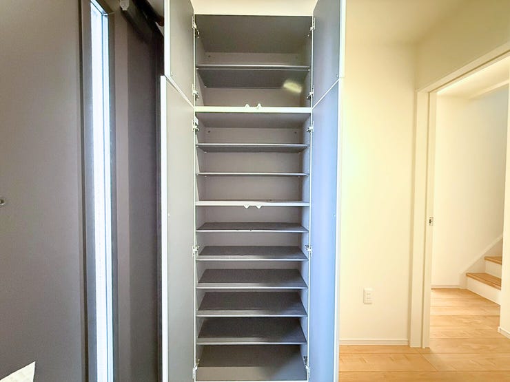 玄関がスッキリ片付く収納スペース付き♪たっぷり収納できると新しい靴が欲しくなりそう♪また、見やすい収納はお出掛け時の靴選びも楽しくなりそうです。