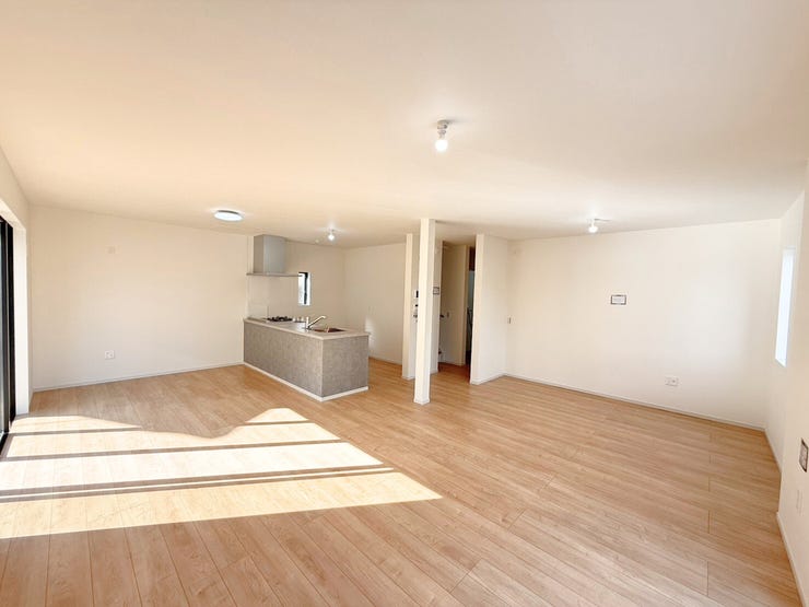 四季でコーディネートを変える楽しみを♪春には柔らかな色で明るく、夏には清涼感のある色で涼しげに、秋には落ち着きのある色でしっとりと、冬には温かみのある色を取り入れて目で見て四季を感じるリビングへ。