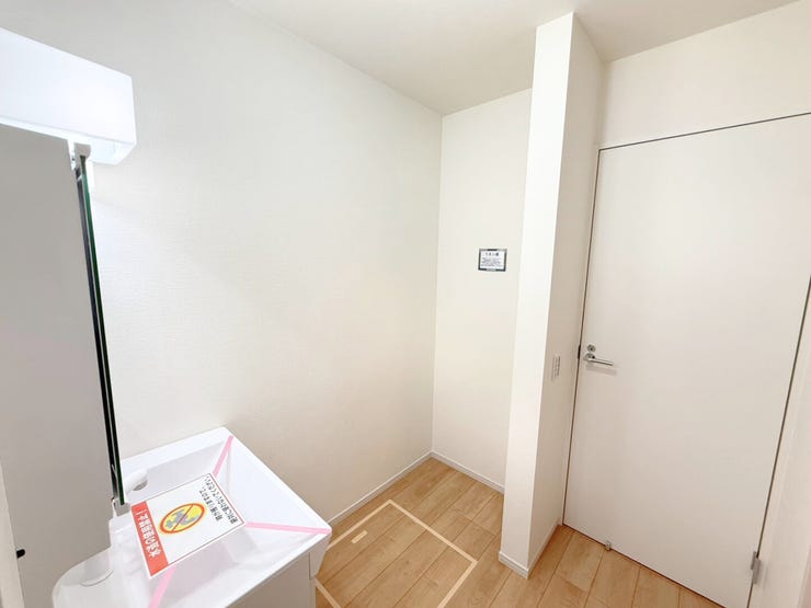 洗面所内には洗濯機置場とは別に収納棚などを置けるスペースも♪タオルや着替えの服などを置ける棚を設置して使い勝手のいい洗面所へ自由にカスタマイズ♪