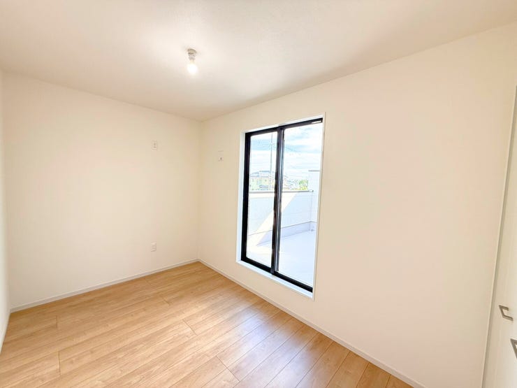 2階南西側約5.2帖、別角度。1日で一番心安らぐ場所。そんなお部屋を作りませんか?自分の好きなこと、好きなものでお部屋をいっぱいにし、誰にも邪魔されない空間を。