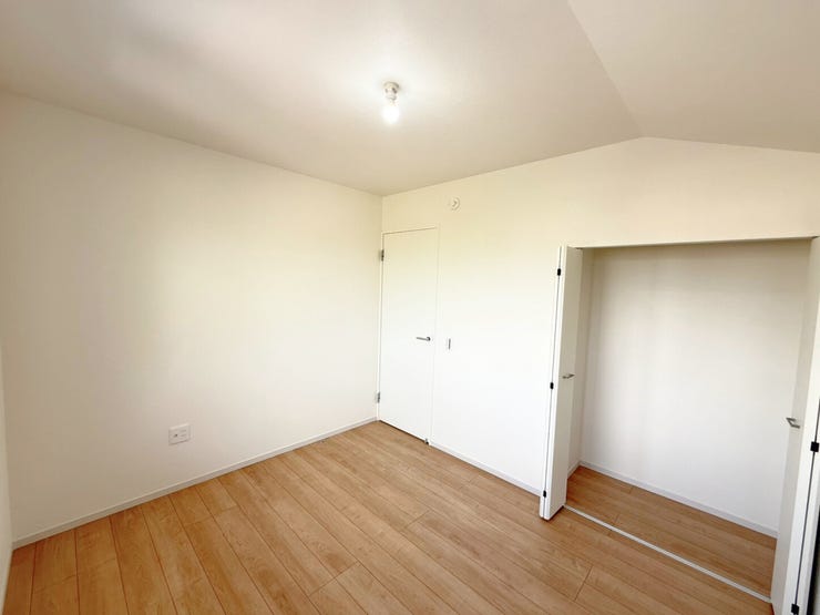 2階北西側約5.2帖、別角度。たっぷりしまえるクローゼット付で毎日のコーディネートが楽しくなります。「今日は何を着ようかな?」心をウキウキさせながら、お気に入りの服を選ぶ楽しみを。