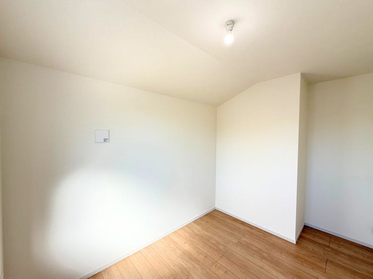 2階約4.4帖洋室、別角度。このお部屋でどんな時間を過ごしたいと思いますか?ゆったり就寝するスペース、テレビを設置して映画鑑賞用スペース、トレーニング用品を置いて自分だけのジムなんてのもいいですよね♪