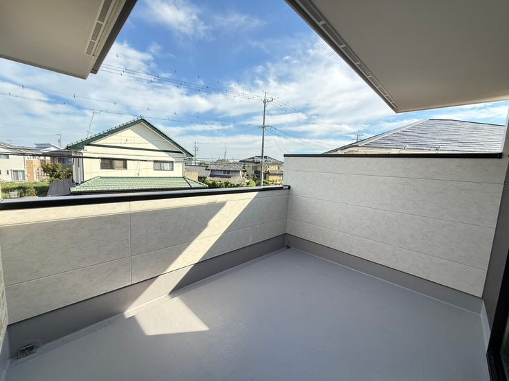 バルコニー(南向き)には少し屋根があり、雨の日でも降りこみにくいため換気しやすいです♪またバルコニー全体が屋根に覆われているわけではないので、お部屋が暗くなりすぎないのもメリット♪