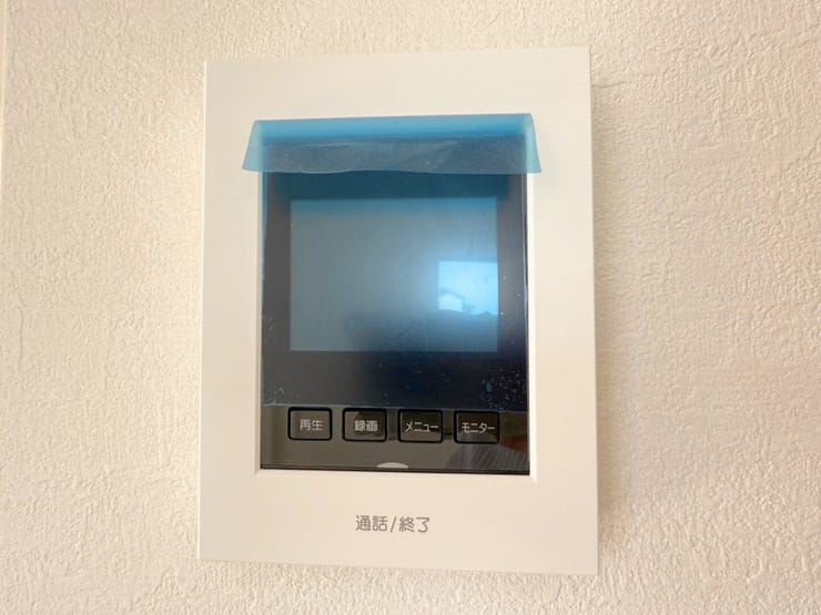 モニター付きインターホンはドアを開ける前にモニターで来訪者の顔を確認できるので、誰が来たのかを事前に判別し、不用意なドアの開放を防ぐことができます。