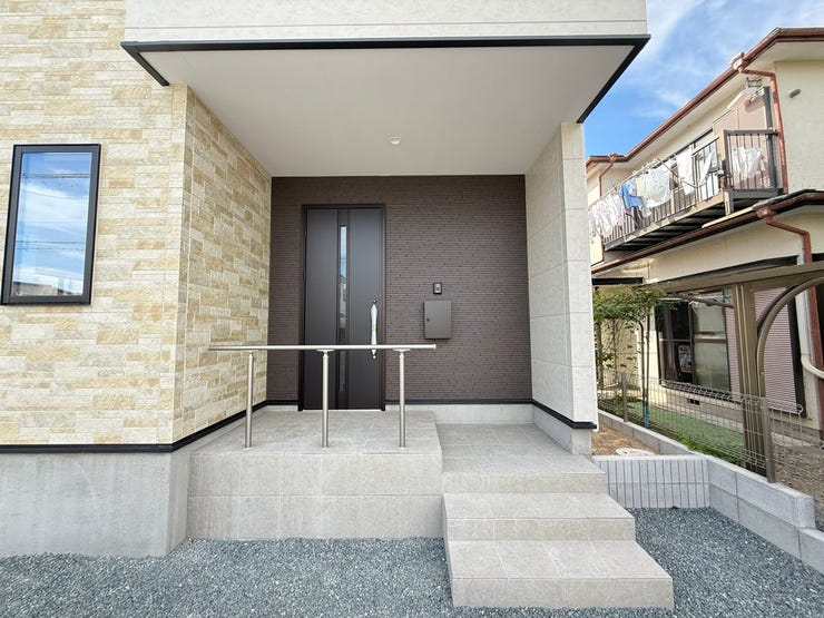 玄関ポーチは屋根付きで、雨天時にゆとりをもって傘をさしたり、たたんだりができます。また、ドアの開閉時に雨風が室内に吹き込みにくいのもうれしいポイントです。