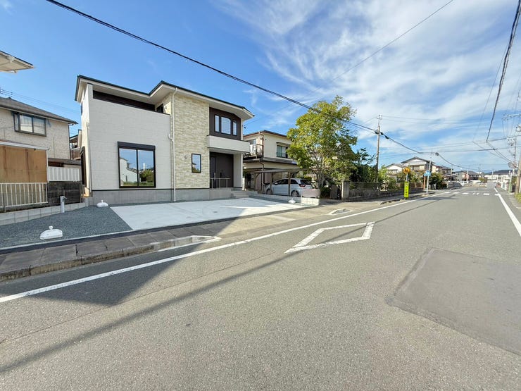 コンビニまで550m(徒歩7分)で買い物便利♪食事を簡単に済ませたい日やちょっと何か食べたい時などの買い物時にうれしい距離です♪仕事帰りにホットスナックを買う楽しみが増えそうですね♪