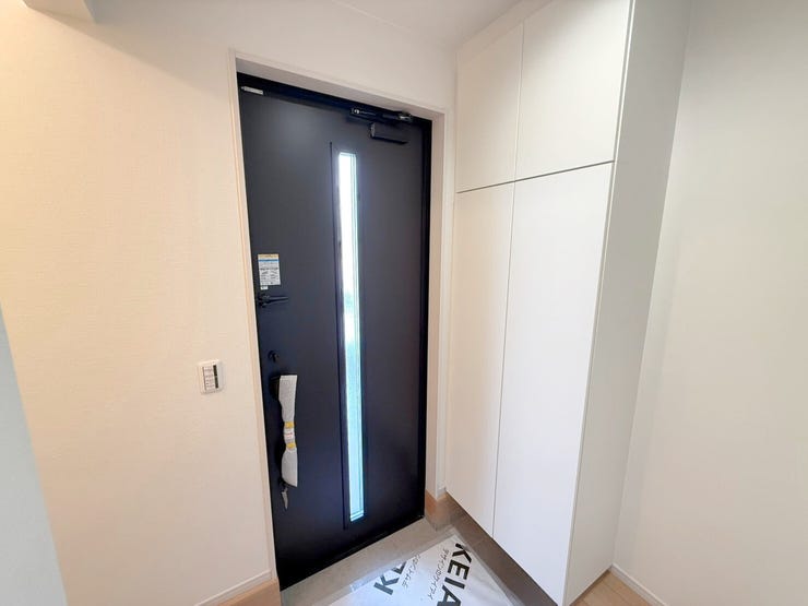 玄関ドアに窓があることで明るい印象に。また、たっぷりしまえる収納スペース付きなので玄関がスッキリ片付きます。片付いている玄関は気分もスッキリしますね♪