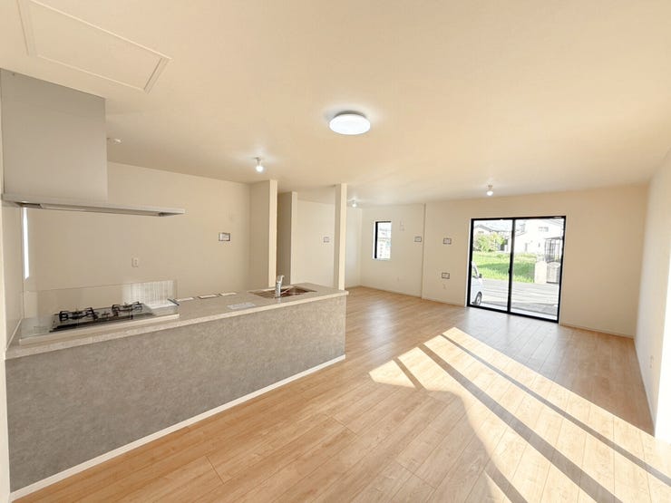 LDK約24.2帖♪家具やインテリアなどを合わせやすいシンプルな内装はコーディネートの幅が広がります。食事をしたり、テレビを見たり、家族とともに過ごす場所だからこそ快適で過ごしやすい空間を。