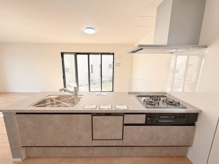 家族との会話を楽しみながら料理を作りたい方にぴったりの対面式キッチン♪そして、コンロは調理するならやっぱり火を使って調理したい方にうれしいガスコンロ(3口)です。ガスはプロパンガス。