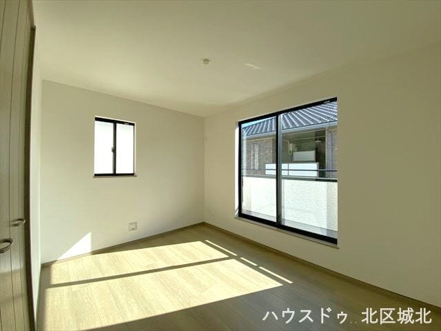 南東側6帖洋室:日差しがたっぷりと降り注ぐ明るい空間で、爽やかなスタートが切れる場所です。