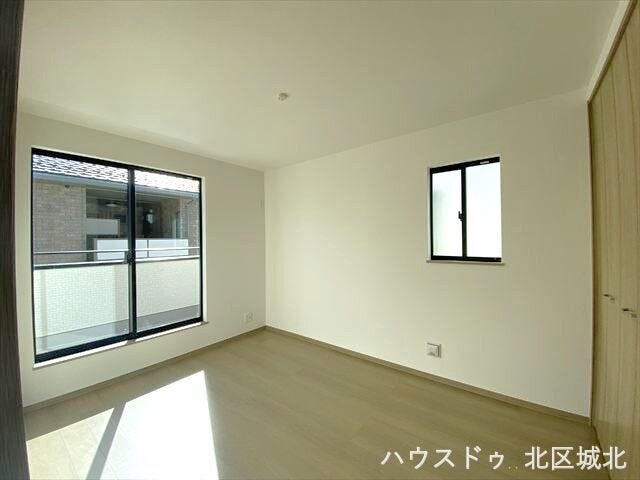 南西側6帖洋室:やさしい光が部屋全体に広がり、心地よく過ごせます。読書や趣味の時間も楽しめます♪