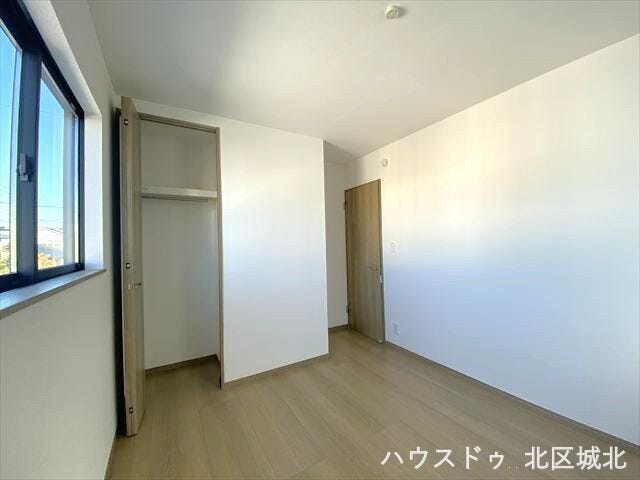 日差しが安定した北側の洋室は、集中したい作業にもぴったりの空間です。