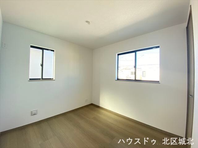 5.7帖洋室:暗くなりがちな北側の洋室ですが、2面採光なのでお部屋が明るいです。