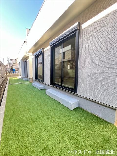 おうち時間がもっと心地よくなる、ナチュラルな雰囲気を楽しめる人工芝スペース。