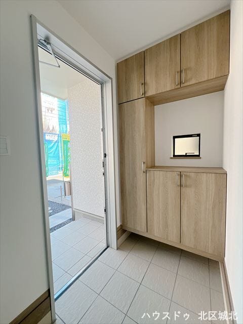 いつも気持ちよくご家族を迎えられる玄関収納付き。散らかりがちな空間もスッキリします。