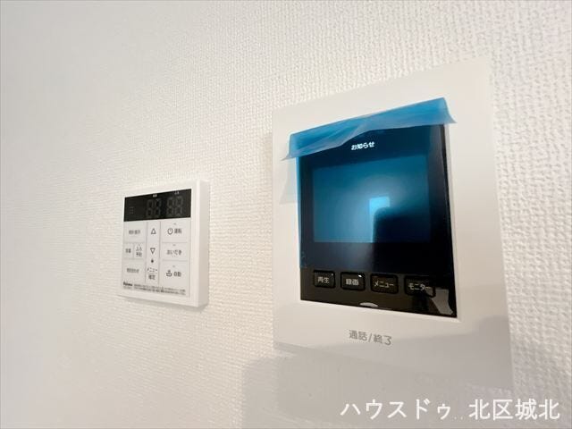 来訪者の顔が見えるモニター付きインターホンと、自動お湯はり機能や追い焚き機能がついた給湯システム。