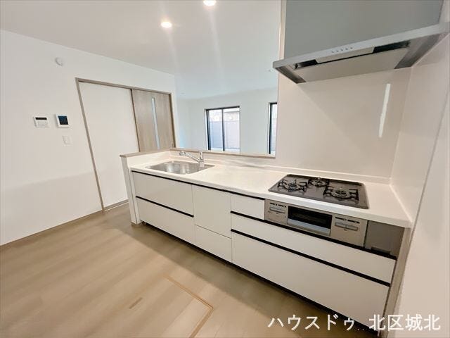 使い勝手の良いシステムキッチンは、3口コンロやゆとりあるシンクを備え、日々の調理もスムーズに◎