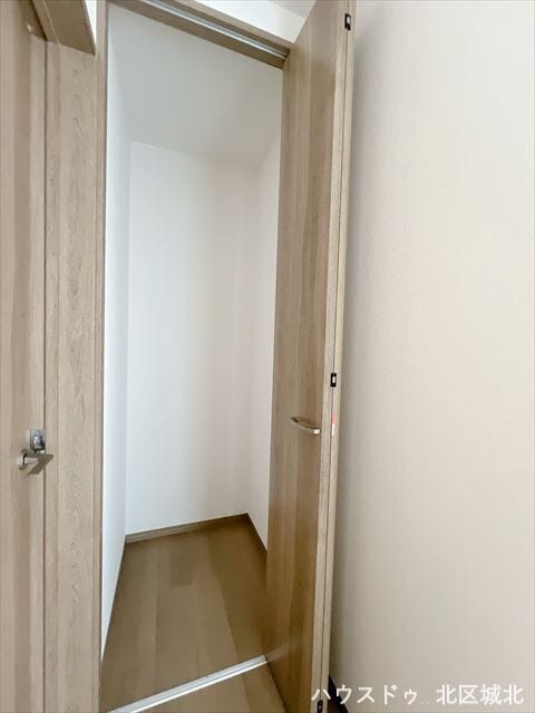 玄関横収納:掃除道具をしまったり、日用品のストックを入れたりできますね。