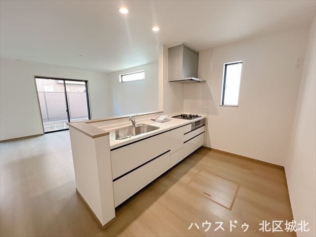 機能的なワークスペースを実現した対面式キッチン。お料理や食器の受け渡しもしやすいです。