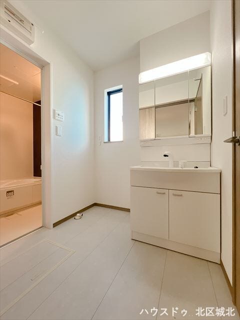 毎日お使いになる洗面所は、明るく清潔感のあるスペース。3面鏡の裏側や洗面台下など収納スペースあり◎