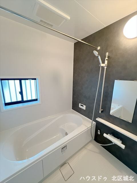 落ち着いた雰囲気の浴室で、毎日のバスタイムをリラックスして過ごせます♪