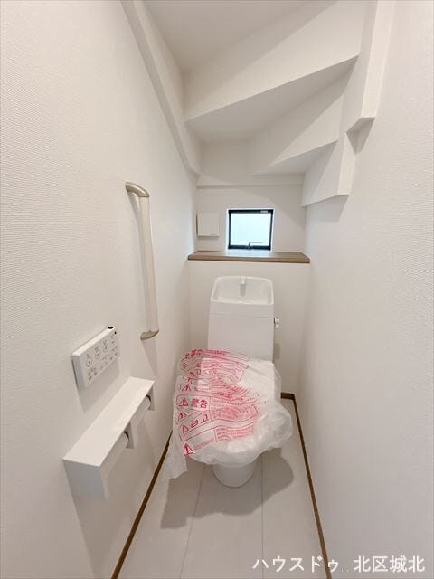 手すりとペーパーホルダー完備♪小窓の手前には、芳香剤や小物を置くことができます。